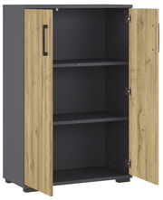 Aktenschrank mit zwei offenen Holztüren, zwei Einlegeböden und einer modernen Holzoptik, frontal betrachtet.