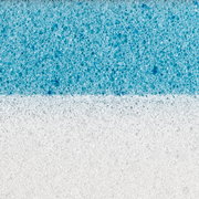 Nahaufnahme eines zweischichtigen Matratzentoppers mit einer weißen und einer blauen Schicht, seitliche Perspektive