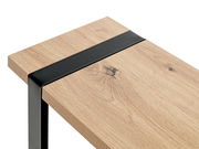 Nahaufnahme eines Beistelltisches mit Holzoberfläche und schwarzem Metallrahmen, von oben betrachtet.