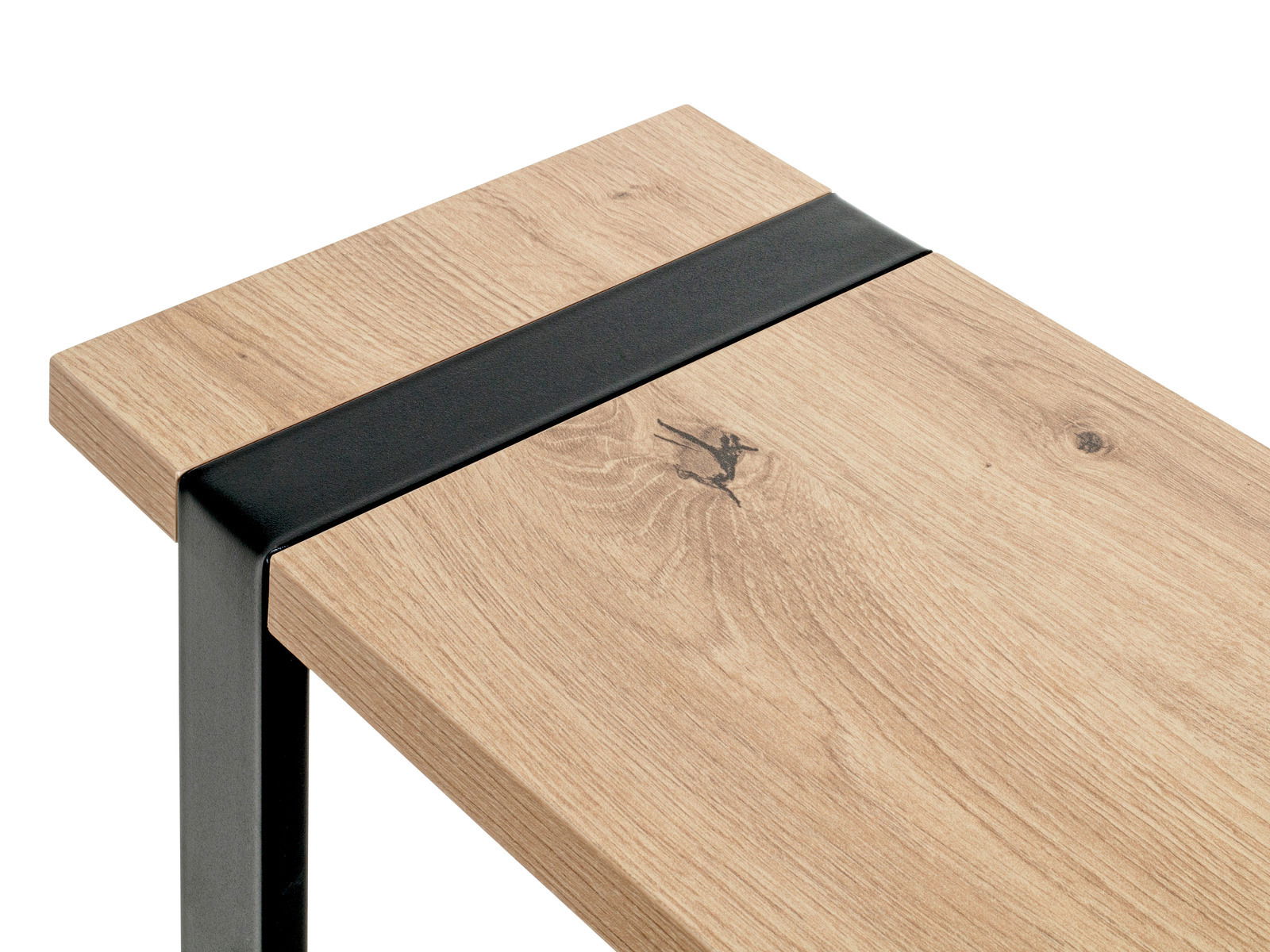 Nahaufnahme eines Beistelltisches mit Holzoberfläche und schwarzem Metallrahmen, von oben betrachtet.