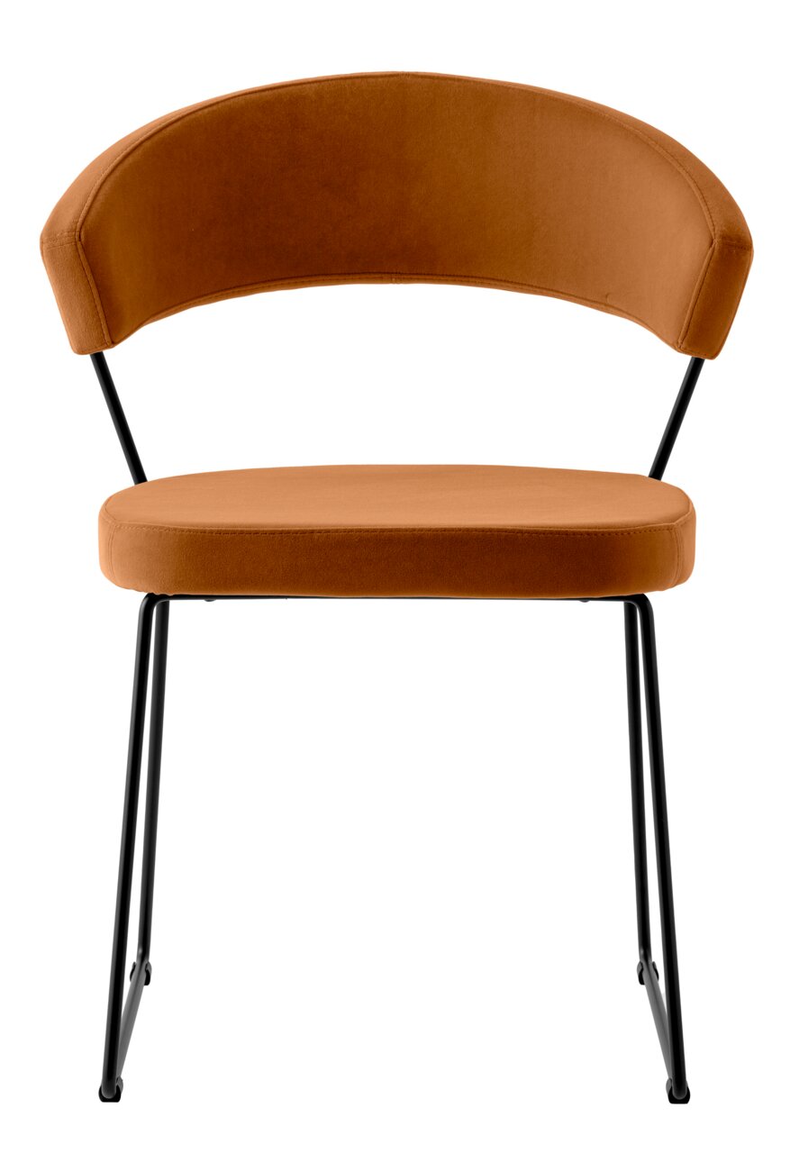 Moderne stoel met bruine fluwelen bekleding en een zwart metalen frame, vooraanzicht