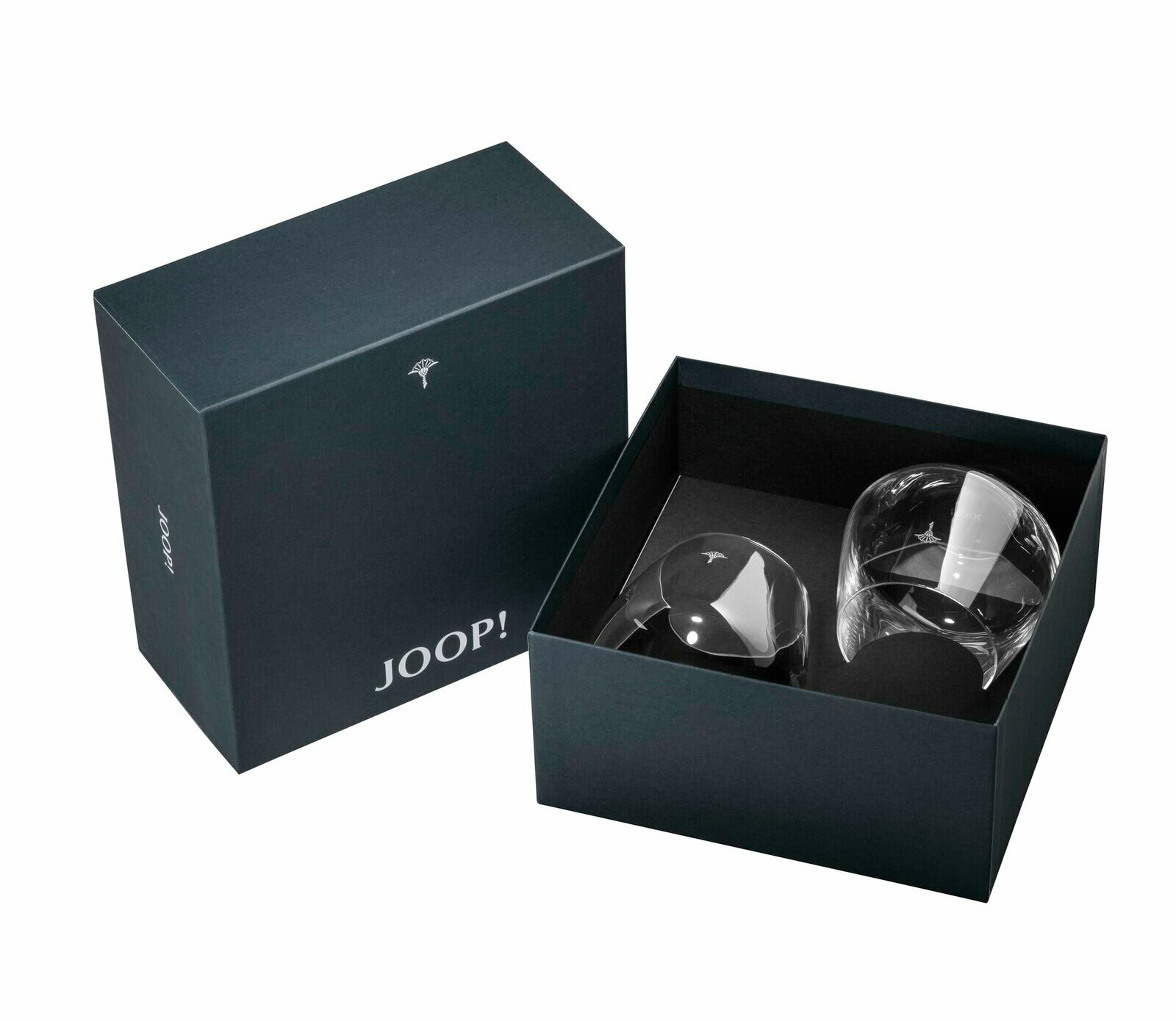 Set aus zwei Wassergläsern in einer eleganten, schwarzen Geschenkbox mit sichtbarem Markenlogo, aus der Vogelperspektive fotografiert.