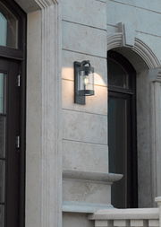 Moderne Wandleuchte Sambesi an einer Außenwand, seitliche Perspektive