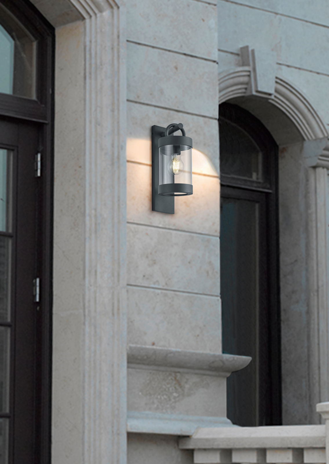 Moderne Wandleuchte Sambesi an einer Außenwand, seitliche Perspektive