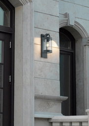 Moderne Wandleuchte Sambesi an einer Außenwand, seitliche Perspektive