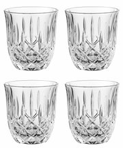 Vier transparente Kristallglas-Whiskybecher mit geschliffenem Diamantmuster, frontal in leicht erhöhter Perspektive vor weißem Hintergrund.