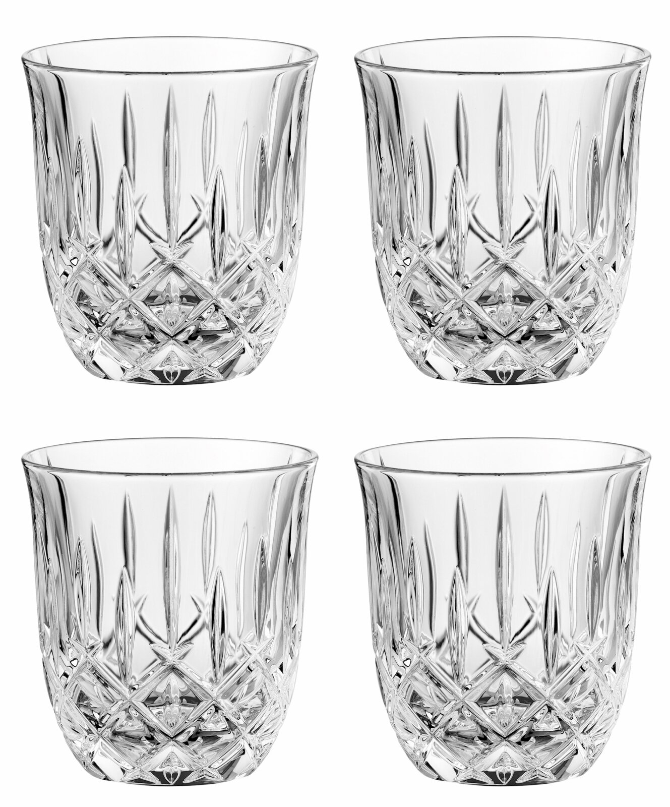 Vier transparente Kristallglas-Whiskybecher mit geschliffenem Diamantmuster, frontal in leicht erhöhter Perspektive vor weißem Hintergrund.