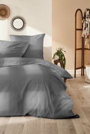 Graue Bettwäsche 155x220cm in einem stilvoll eingerichteten Schlafzimmer, seitliche Perspektive