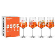 Vier stilvolle Aperizzo-Gläser mit tropischen Motiven, gefüllt mit einem orangefarbenen Getränk, neben einer dekorativen Verpackung. Frontale Ansicht.