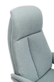 Nahaufnahme eines hellgrauen Relaxsessels mit weicher Polsterung, seitliche Perspektive