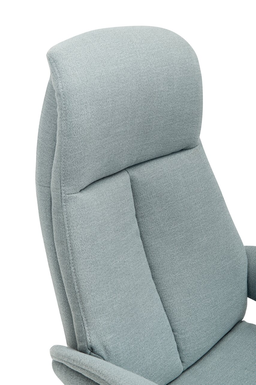Close-up van een lichtgrijze relaxfauteuil met zachte bekleding, gezien vanaf de zijkant