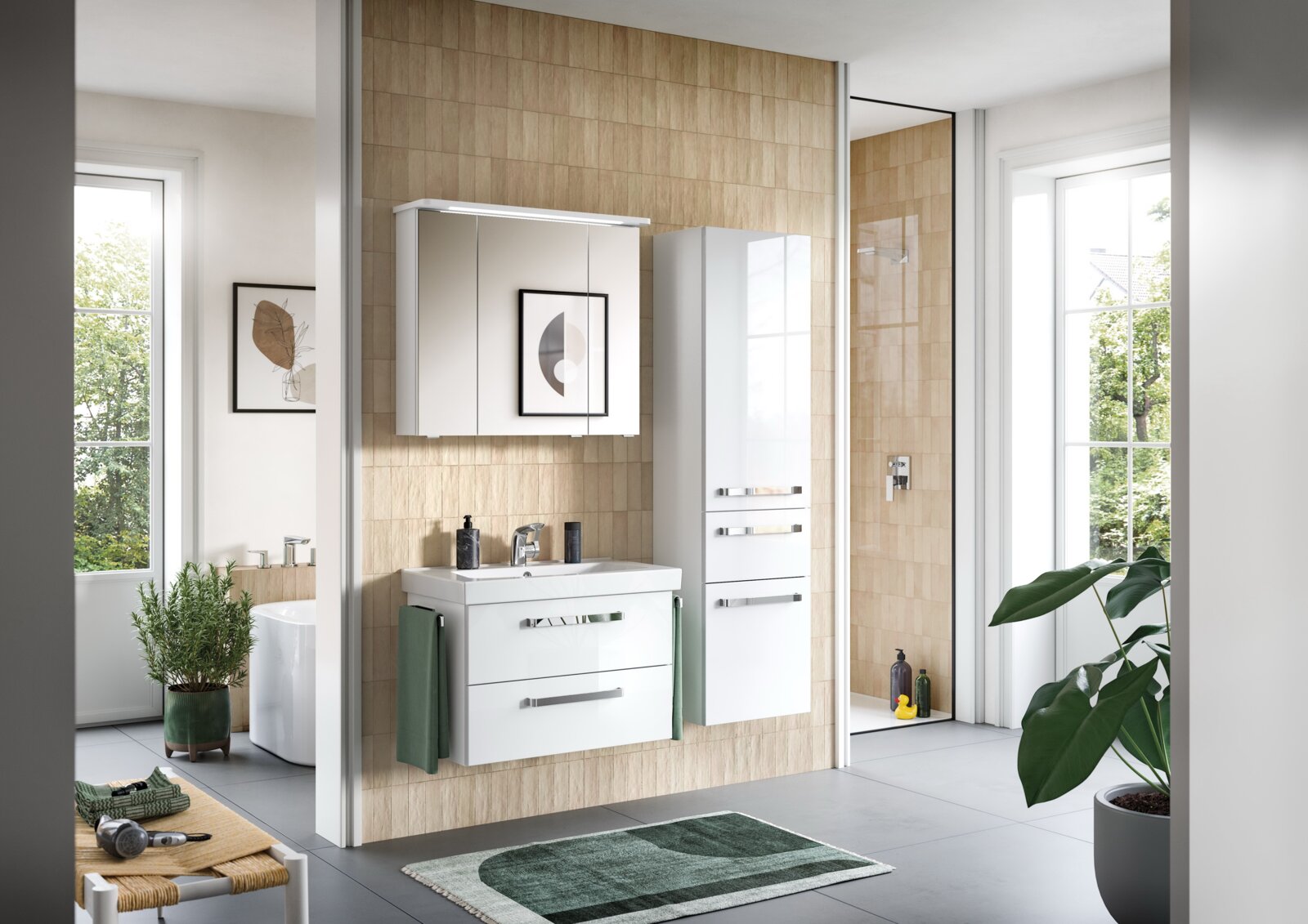 Sadena Badkombination PRAG Moderne Badkombination mit weißem Waschtisch, Spiegelschrank und hohem Schrank, seitliche Perspektive.