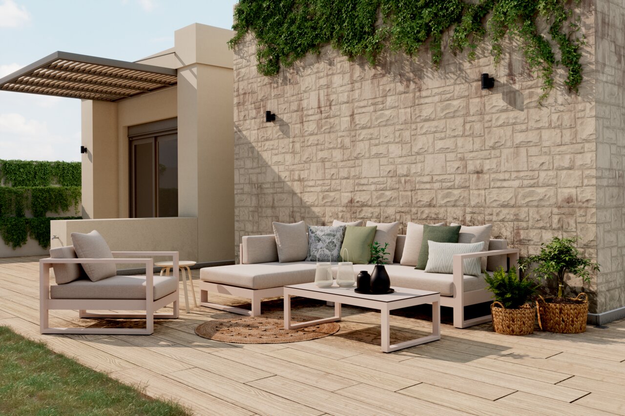 Amatio Lounge-Set (links) WILLIS Modernes Lounge-Set auf einer Terrasse mit Blick von vorne, bestehend aus einem Ecksofa, einem Sessel und einem Couchtisch, umgeben von Pflanzen und einer Steinwand.