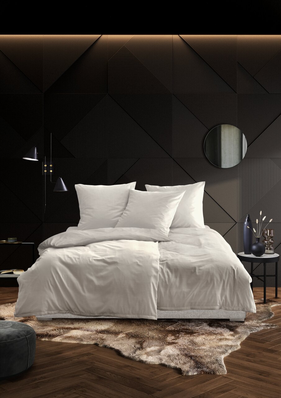 Elegante Bettwäsche in einem modernen Schlafzimmer mit dunkler Akzentwand und stilvollen Dekorationen, Vorderansicht.