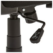 Nahaufnahme eines Drehstuhls mit Fokus auf die Höhenverstellung und Arretierung, seitliche Perspektive