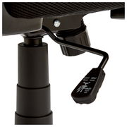 Nahaufnahme eines Drehstuhls mit Fokus auf die Höhenverstellung und Arretierung, seitliche Perspektive