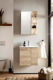 Modernes Waschtisch-Set mit Holzoptik, bestehend aus einem Waschbecken mit Unterschrank und einem Spiegel mit seitlichen Regalen, aus der Perspektive eines hellen Badezimmers.