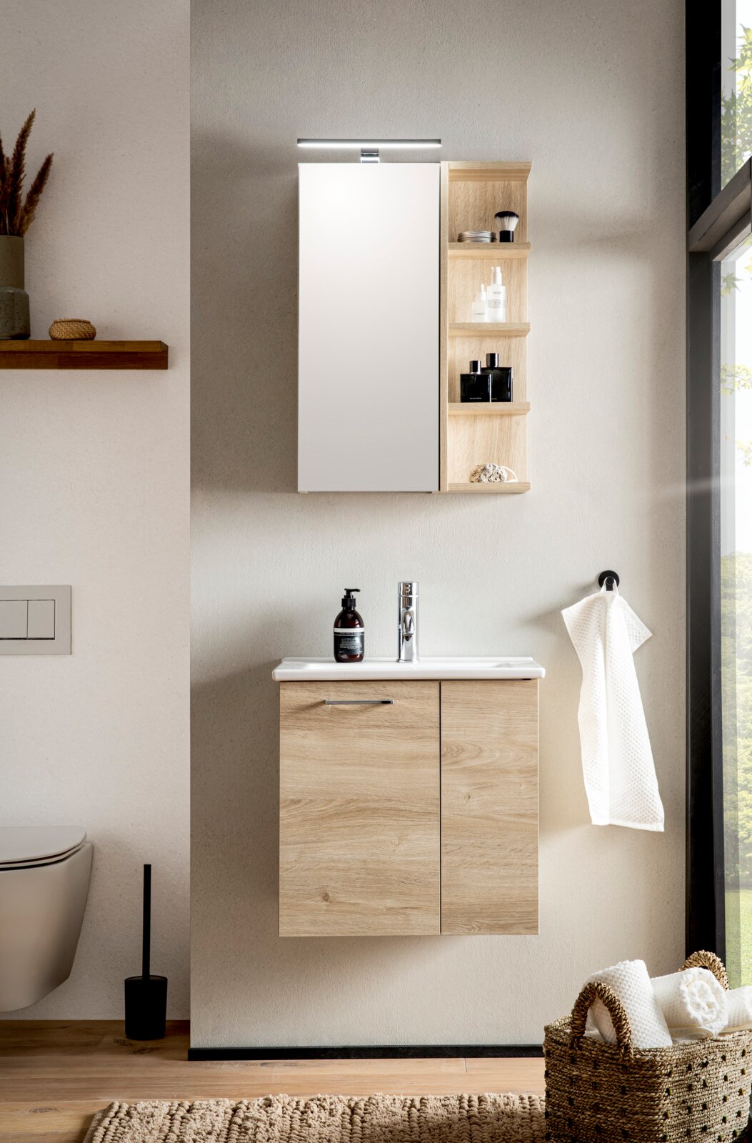 Modernes Waschtisch-Set mit Holzoptik, bestehend aus einem Waschbecken mit Unterschrank und einem Spiegel mit seitlichen Regalen, aus der Perspektive eines hellen Badezimmers.