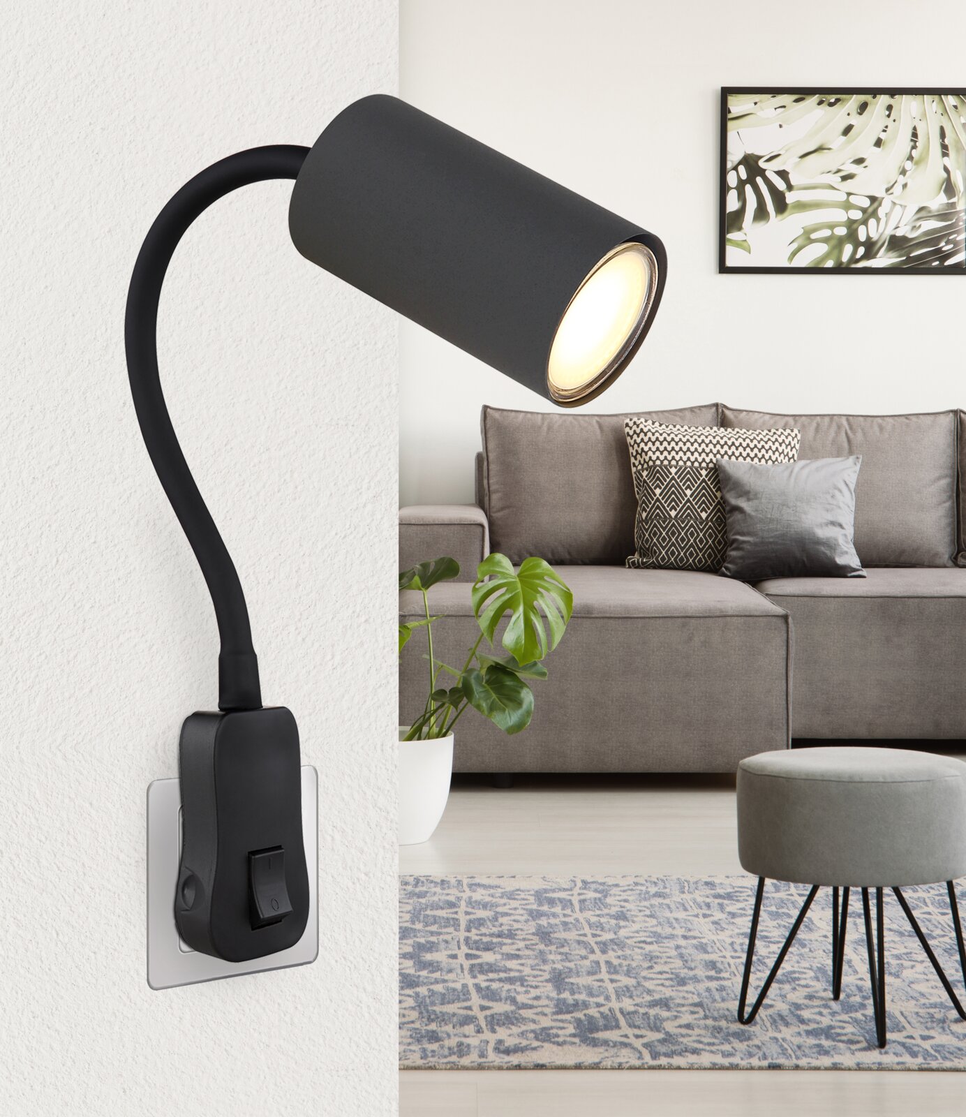 Moderne schwarze Wandleuchte mit flexiblem Arm, seitliche Perspektive, in einem stilvollen Wohnzimmer montiert.