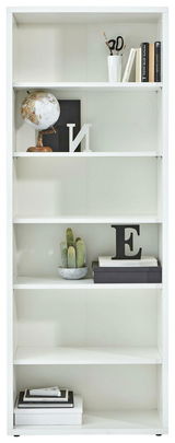 Weißes Regal mit fünf Ebenen, dekoriert mit Büchern, einer Weltkugel, einem Kaktus und Buchstaben. Frontalansicht.