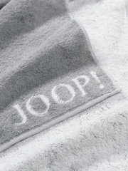 Graues Handtuch mit eingewebtem Schriftzug 'JOOP!' in Nahaufnahme