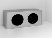 Silberne Steckdose mit zwei Anschlüssen, seitliche Perspektive