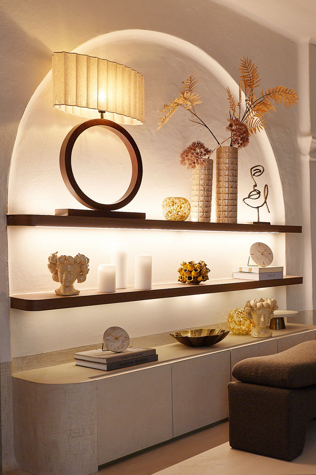 Elegante Uhr auf einem Regal in einem stilvoll dekorierten Raum, seitliche Perspektive