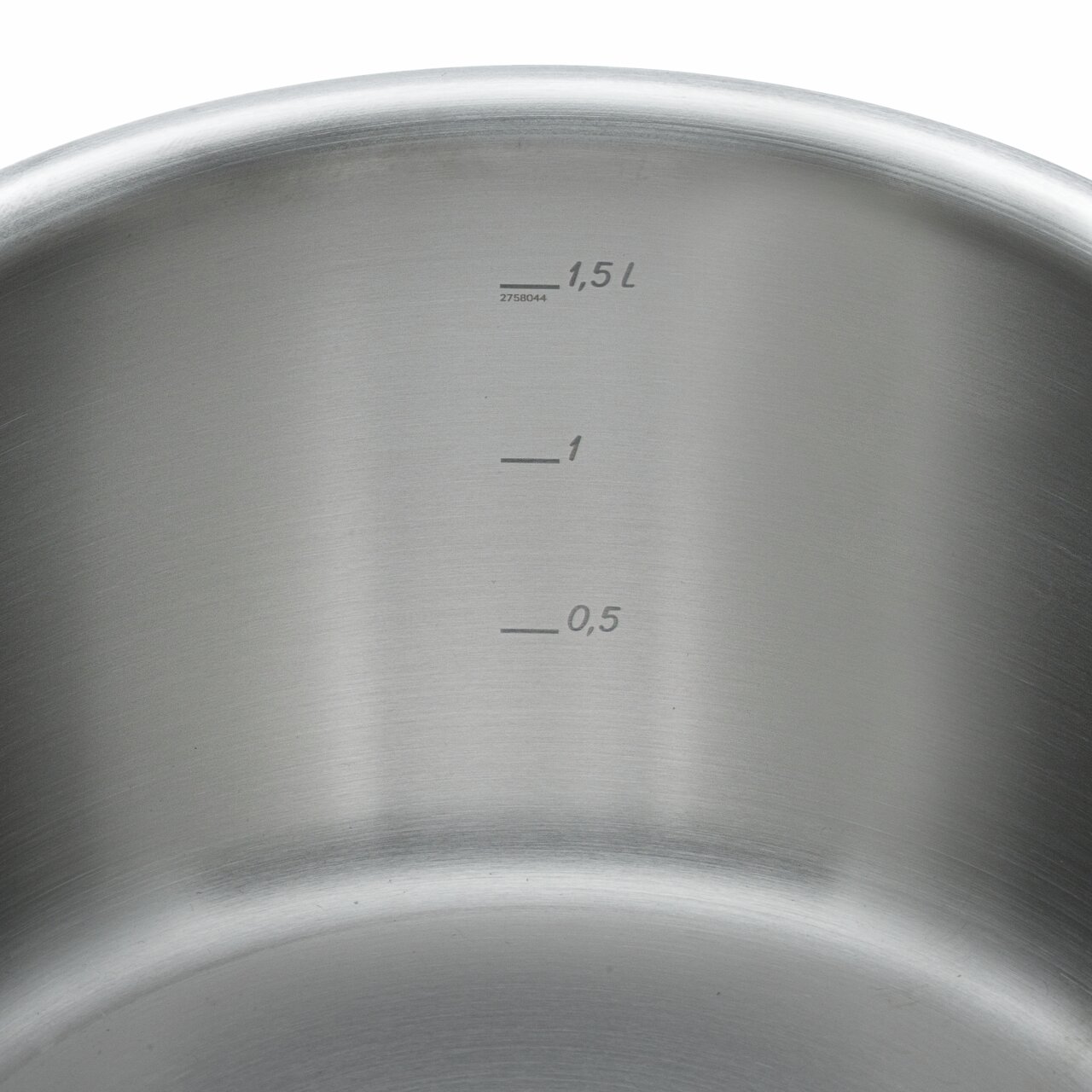 Innenansicht eines Edelstahltopfs mit Messskala bis 1,5 Liter.