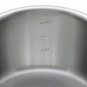 Innenansicht eines Edelstahltopfs mit Messskala bis 1,5 Liter.