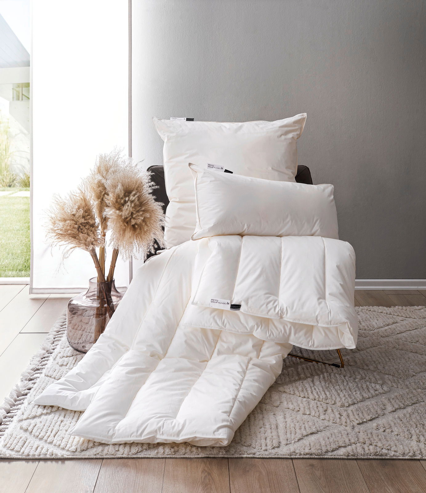 Ein gemütliches Bett-Set mit veganen Kissen und Decke in einem modernen Raum, seitliche Perspektive.