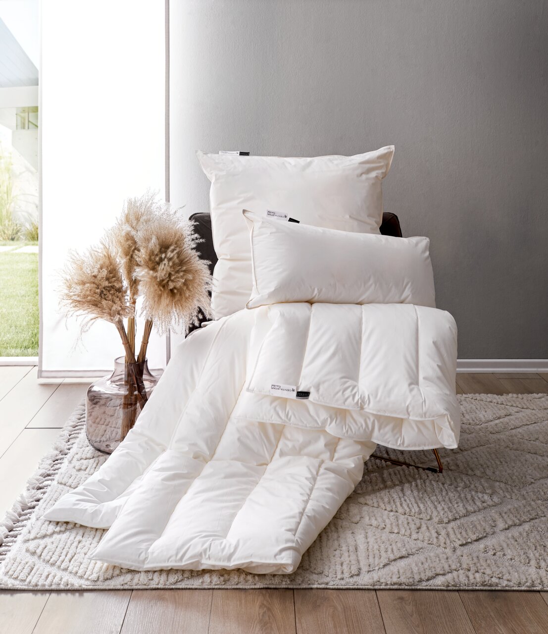 Ein gemütliches Bett-Set mit veganen Kissen und Decke in einem modernen Raum, seitliche Perspektive.