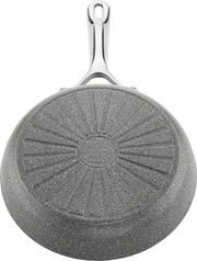 Bratpfanne mit 20 cm Durchmesser, Ansicht von unten mit strukturiertem Boden und silbernem Griff.