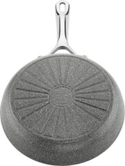 Bratpfanne mit 20 cm Durchmesser, Ansicht von unten mit strukturiertem Boden und silbernem Griff.