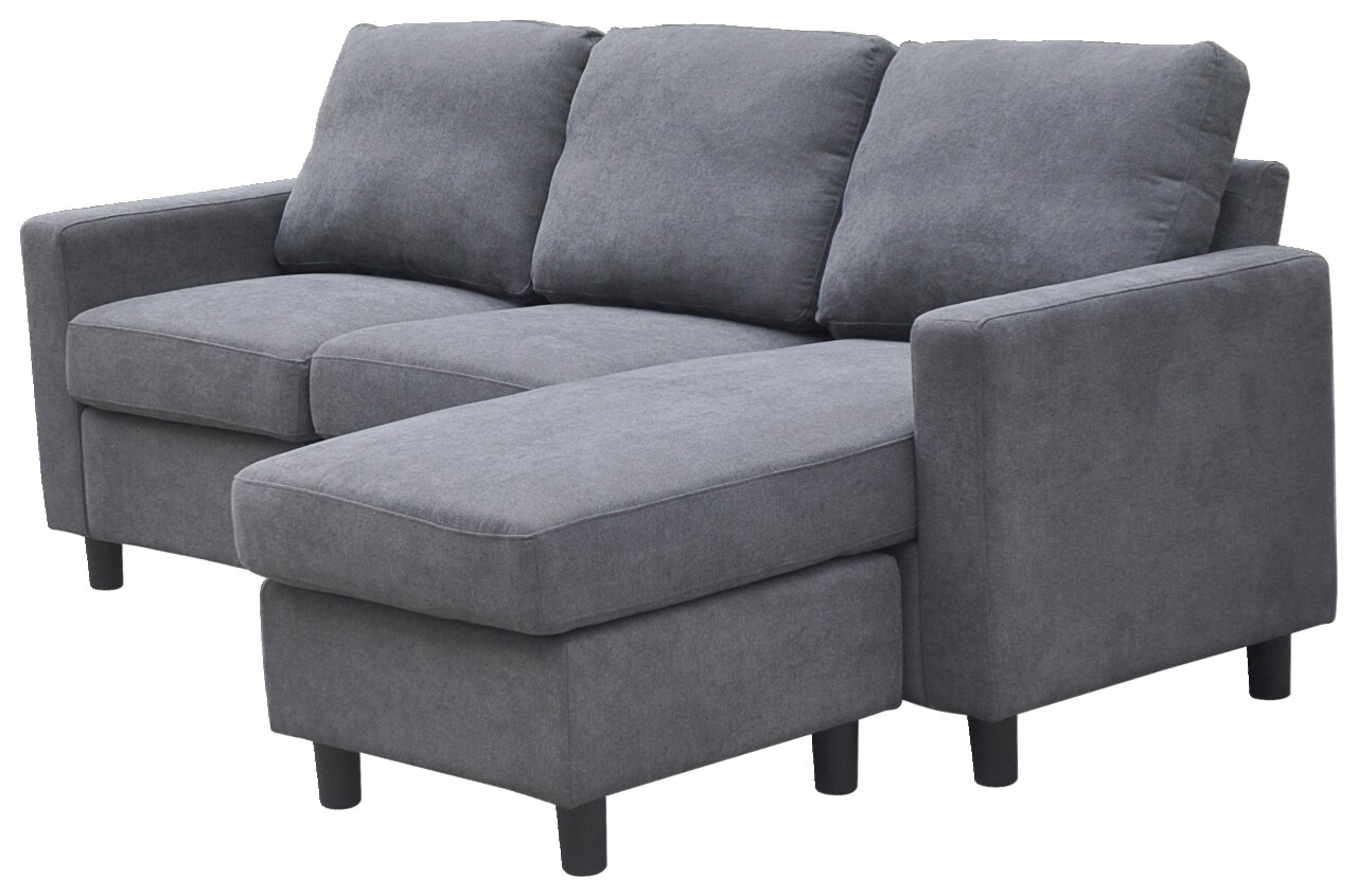 Graues Ecksofa mit drei Sitzplätzen und Ottomane, Perspektive von vorne rechts