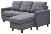 Graues Ecksofa mit drei Sitzplätzen und Ottomane, Perspektive von vorne rechts