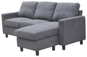 Graues Ecksofa mit drei Sitzplätzen und Ottomane, Perspektive von vorne rechts