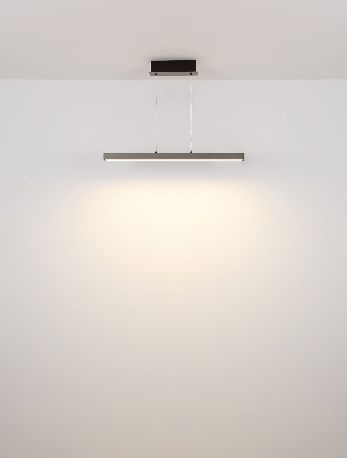 Moderne Hängeleuchte in minimalistischem Design, von unten betrachtet, mit rechteckigem Leuchtkörper und zwei dünnen Aufhängungen.