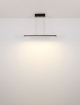 Moderne Hängeleuchte in minimalistischem Design, von unten betrachtet, mit rechteckigem Leuchtkörper und zwei dünnen Aufhängungen.