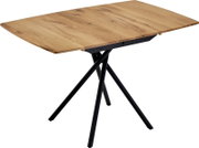 Rechthoekige eettafel met een massief houten blad in eikenlook en een zwart metalen onderstel met kruis-/spinnenpoot, vrijstaand op een witte achtergrond, in een schuin zijaanzicht van bovenaf