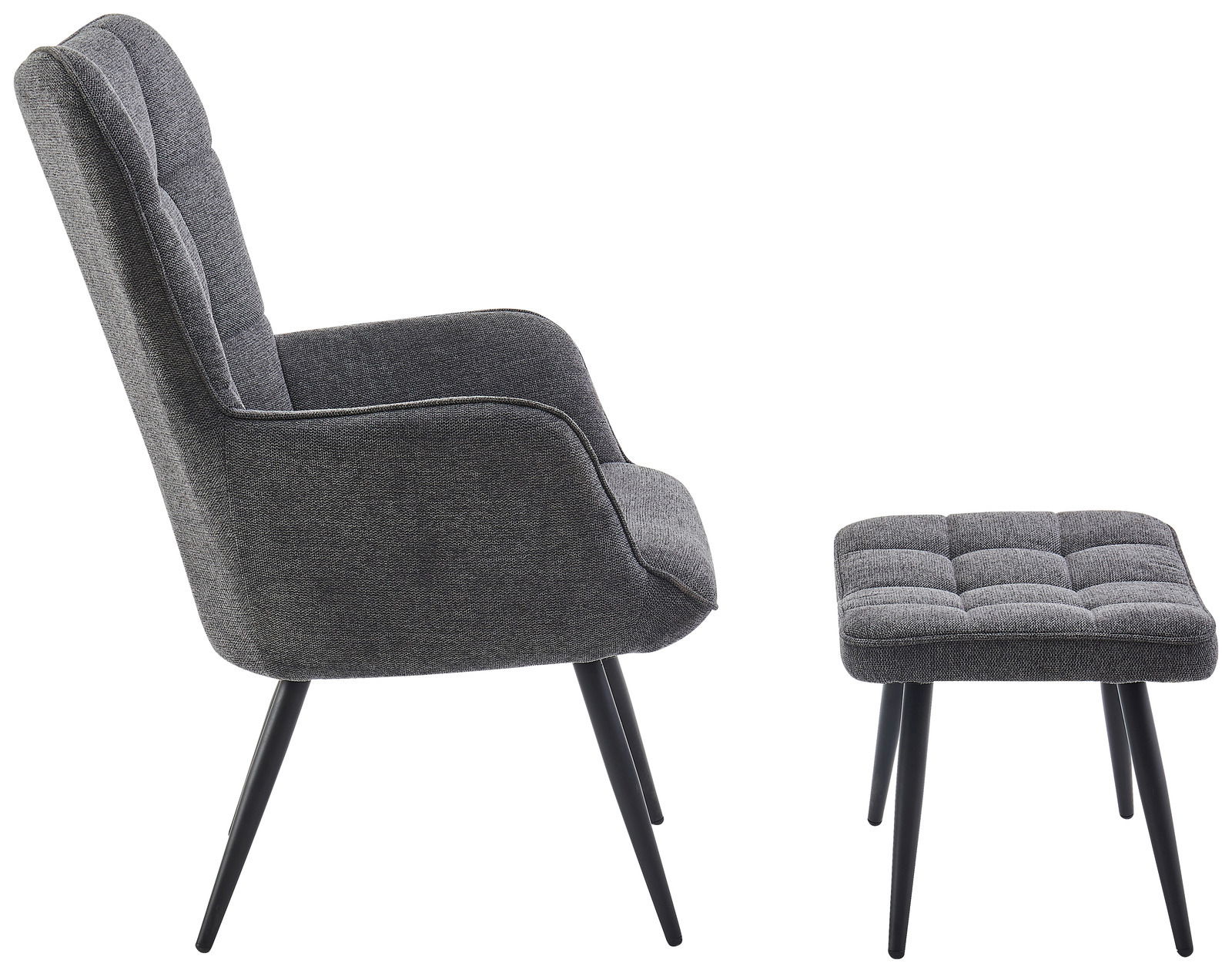 Seitenansicht eines grauen Sessels mit passendem Hocker, beide mit schlanken, schwarzen Beinen.