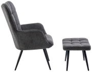 Seitenansicht eines grauen Sessels mit passendem Hocker, beide mit schlanken, schwarzen Beinen.