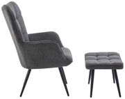 Seitenansicht eines grauen Sessels mit passendem Hocker, beide mit schlanken, schwarzen Beinen.