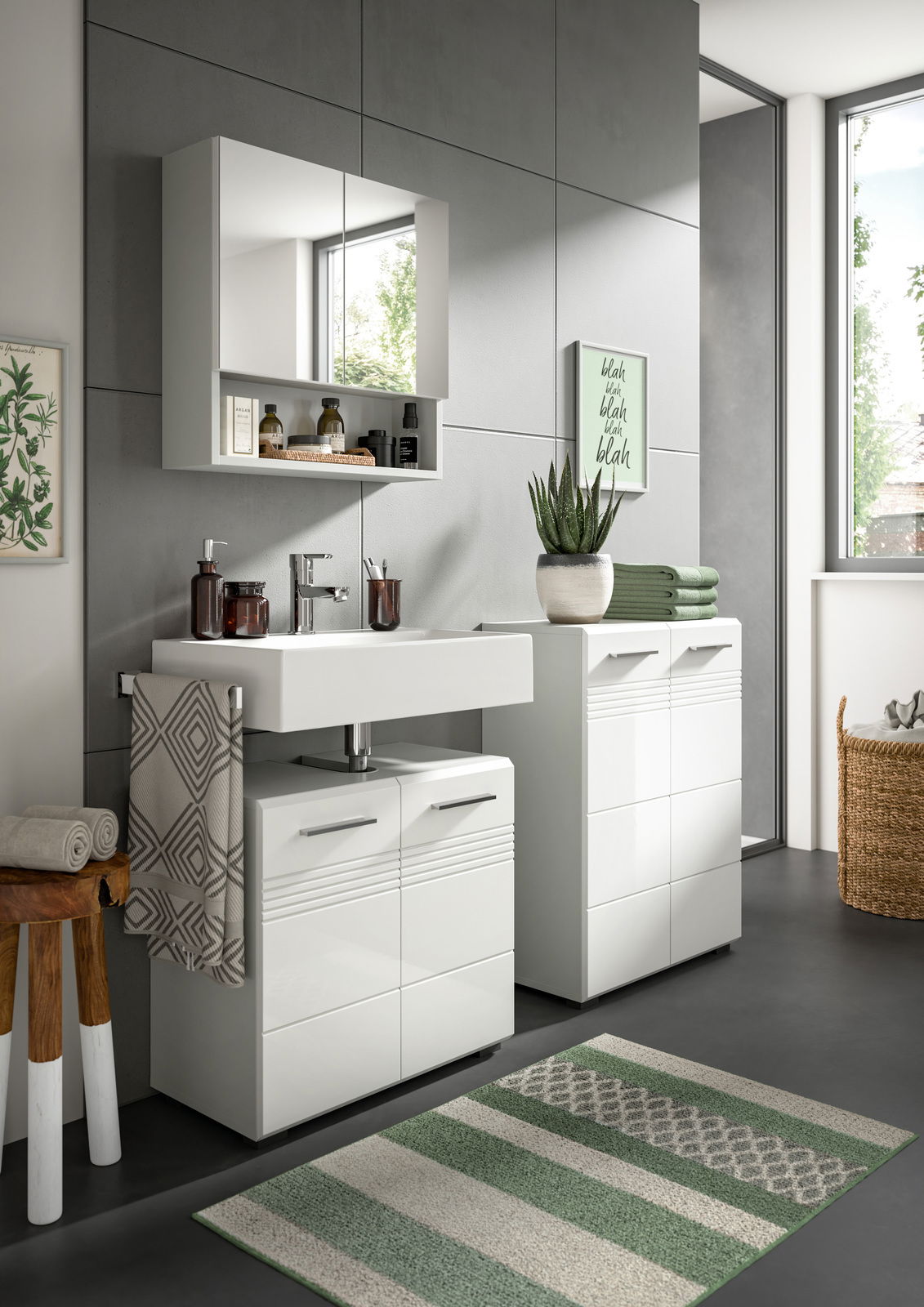 Moderner weißer Waschbeckenunterschrank in einem stilvollen Badezimmer, seitliche Perspektive.