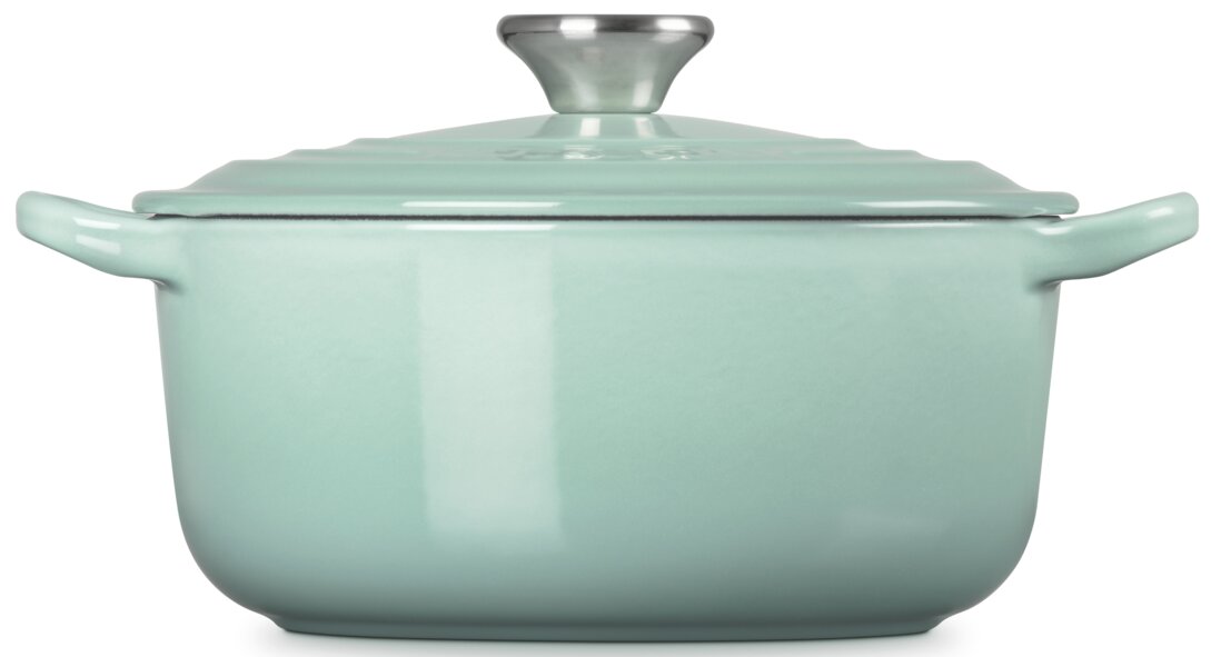 Mintgrüner emaillierter Gusseisentopf mit Deckel und Metallknauf, Frontansicht auf weißem Hintergrund