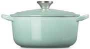 Mintgrüner emaillierter Gusseisentopf mit Deckel und Metallknauf, Frontansicht auf weißem Hintergrund
