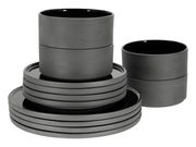 Stapel von schwarzen Tellern und Schalen aus dem Tellerset Futuro Black, seitliche Perspektive