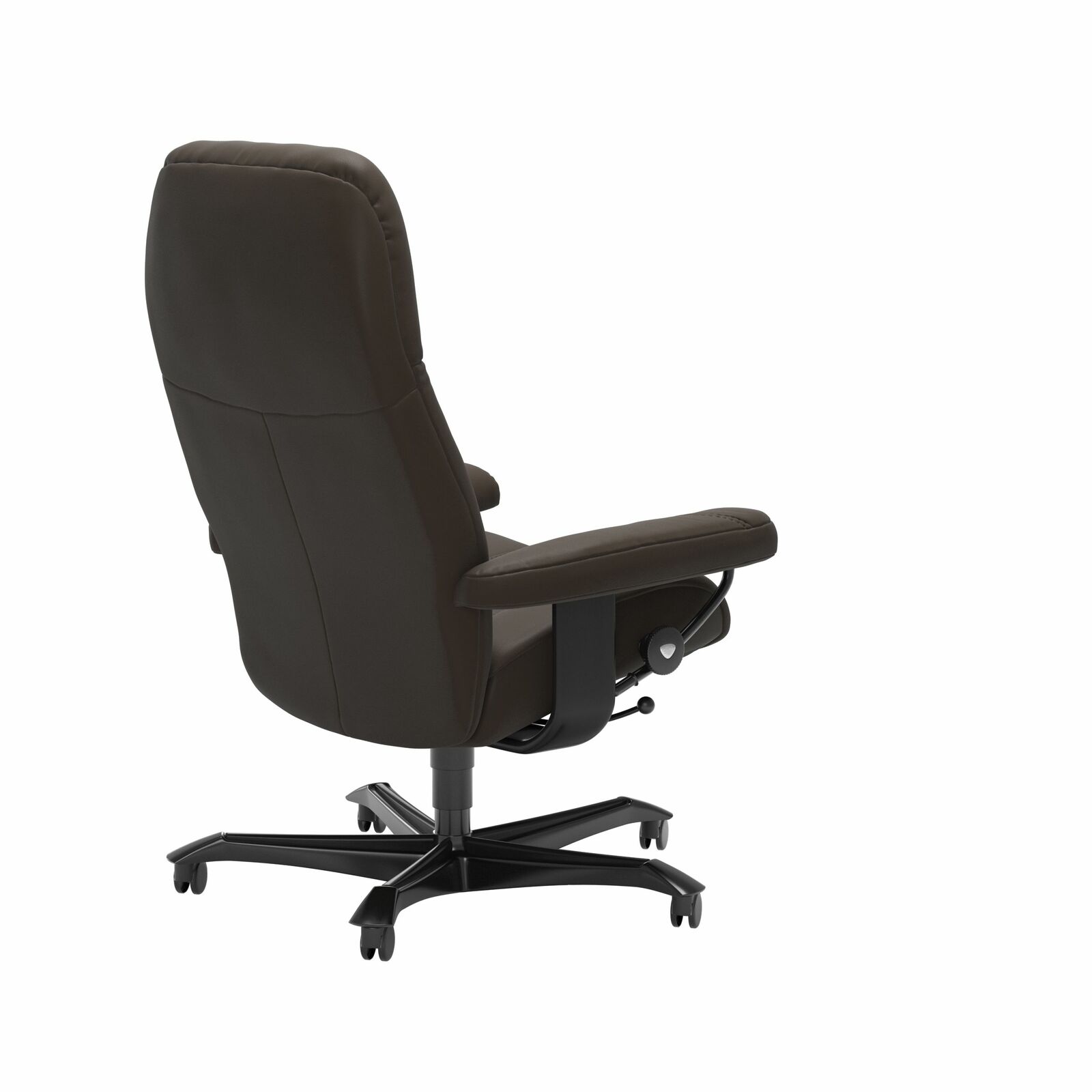 Rückansicht eines braunen Chefsessels mit Armlehnen und Rollen
