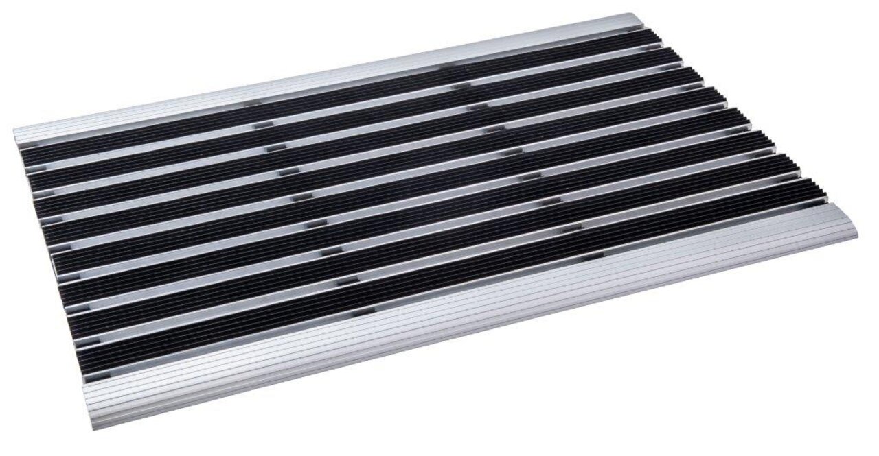 Fußmatte aus Aluminium und Gummi, perspektivisch von oben fotografiert, ca. 40x60 cm