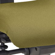 Nahaufnahme eines grünen Sitzpolsters eines Drehstuhls, seitliche Perspektive