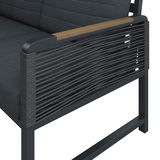 Detailansicht einer Loungegarnitur mit dunklem Stoffbezug und seitlichen Armlehnen aus Holz und geflochtenem Seil.